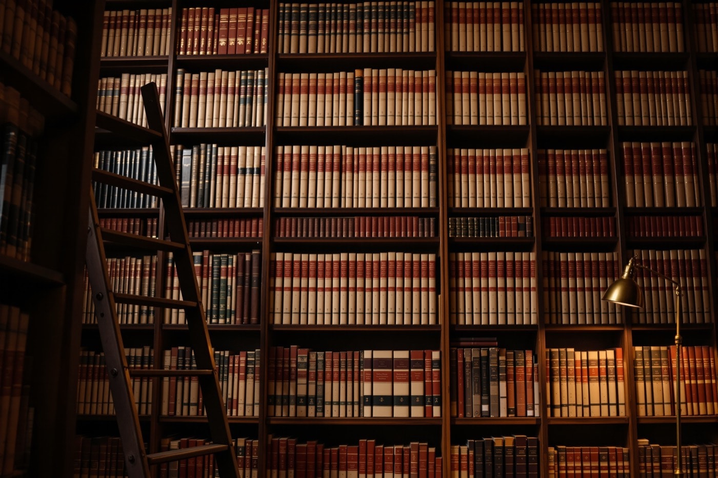 製本された管弦楽の楽譜が並ぶ資料室の書架